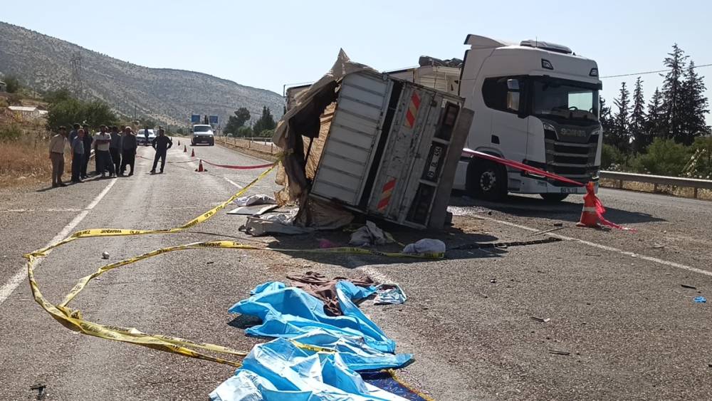 Kamyonet ile otomobil çarpıştı: 1 ölü, 5 yaralı  - Videolu Haber
