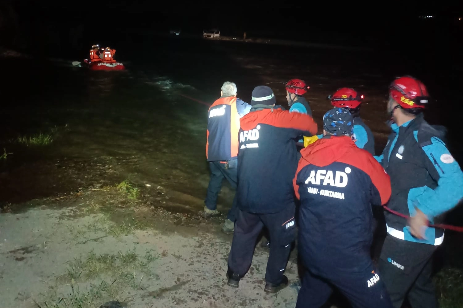 Bursa&rsquo;da derede mahsur kalan 4 kişi AFAD ekiplerince kurtarıldı