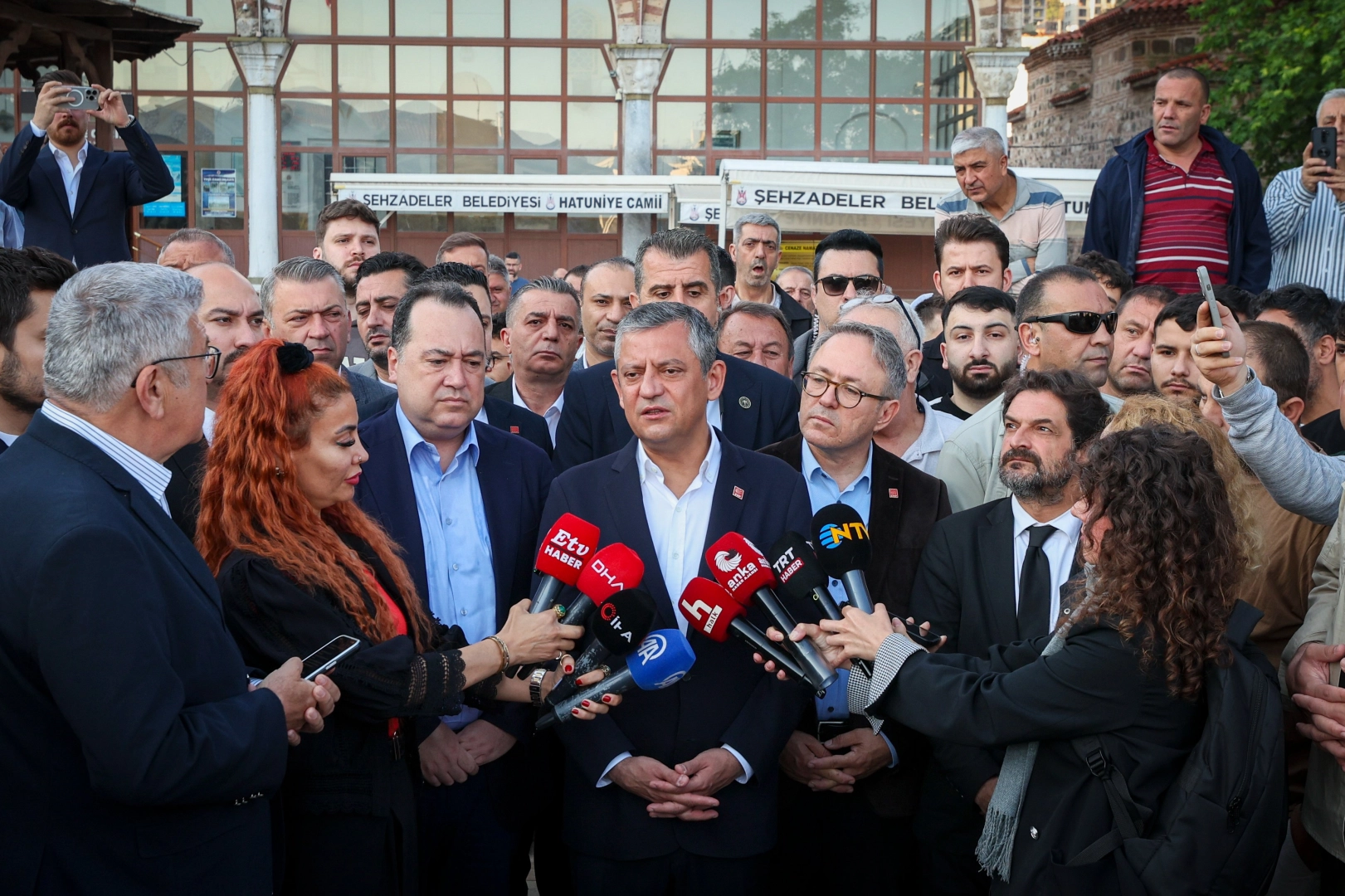 &Ouml;zg&uuml;r &Ouml;zel&rsquo;den 'erken se&ccedil;im' ve 'kurultay' mesajı