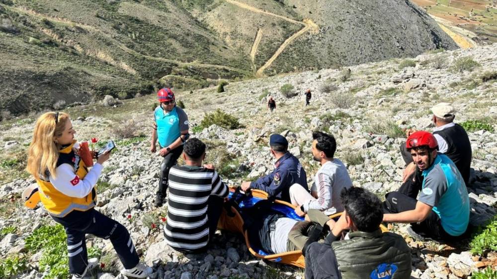 Kayalıklardan d&uuml;şen gen&ccedil; helikopterle kurtarıldı  - Videolu Haber