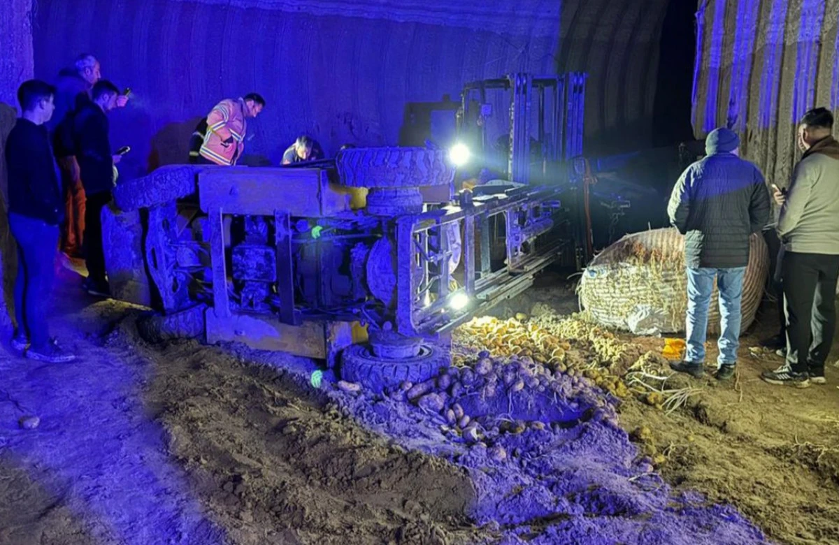 TIR&rsquo;a y&uuml;kleme yapıyordu&hellip; Bir anda devrilen forklift can aldı!